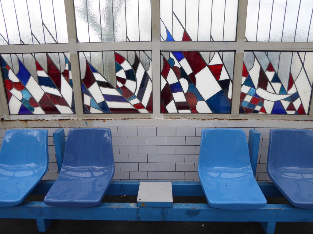 ... par le métro, station Jaurès - ligne 2 - dont j'aime beaucoup les vitraux/drapeaux.