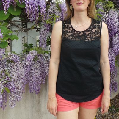 Datura noire, dentelle et plumetis