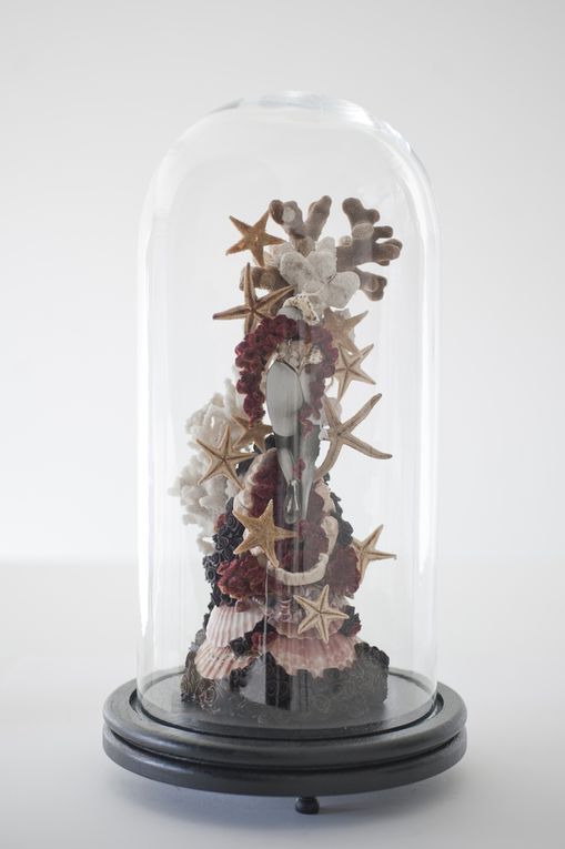 "Vénus à la fourrure", globe, collage, corail, fleurs en tissus, fleurs séchées, étoiles de mer, 45x21cm, 2013.