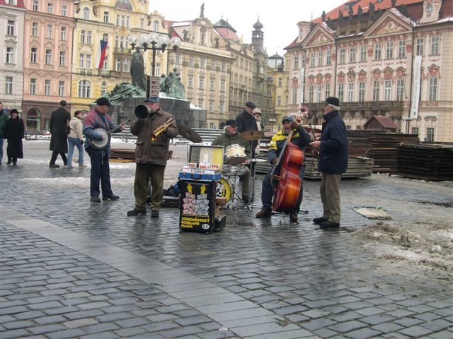 le chateau de Prague, la cathédrale St Guy, la basilique St Georges, la tour poudrière le pont St Charles et les tours du pont de Mala Strana petit coté et de la vielle ville,la place de la vielle vielle ainsi que l'horloge astronomique de l'hôte