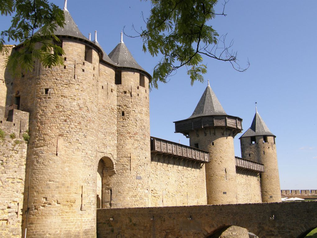 La Cité de Carcassonne est un ensemble architectural médiéval qui se trouve dans la ville française de Carcassonne dans le département de l'Aude