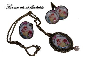 Parure cupcake gourmand, cabochon sur base en métal bronze.