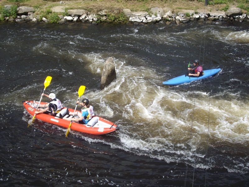 Une cinquantaine de collégiens répartis dans plusieurs collèges se relaient pendant 1h30 afin d'effectuer le plus de tours possible de l'île de Locastel à Inzinzac-Lochrist sur le Blavet. Chaque équipe compte un ou deux kayaks biplaces.
