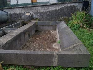 Eglise St-Julien  de Fohet - le lavoir.- la pierre longue.