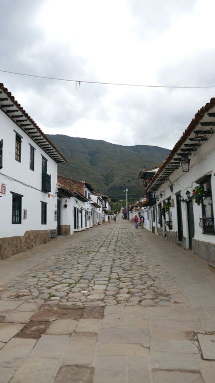 MAISONS DE STYLE COLONIAL D'EPOQUE ET LES RUES PAVEES