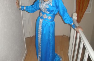 CAFTAN BLEU TAILLE 34 36 38 (MAXIMUM 1M65) LOCATION 30 EUROS + CAUTION