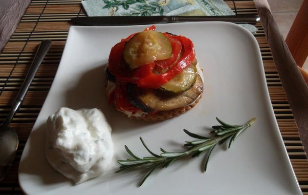 Tarte feuilletée aux légumes confits et crème de chèvre au romarin