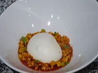 Burrata, compotée de tomates, carottes, coulis de mâche