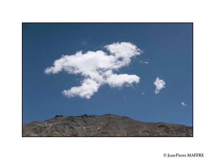 On a tous tendance à trouver des formes connues dans les nuages, les rochers ou des taches d'encre. Notre cerveau cherche toujours à les associer à celles qu'il a déjà mémorisées.