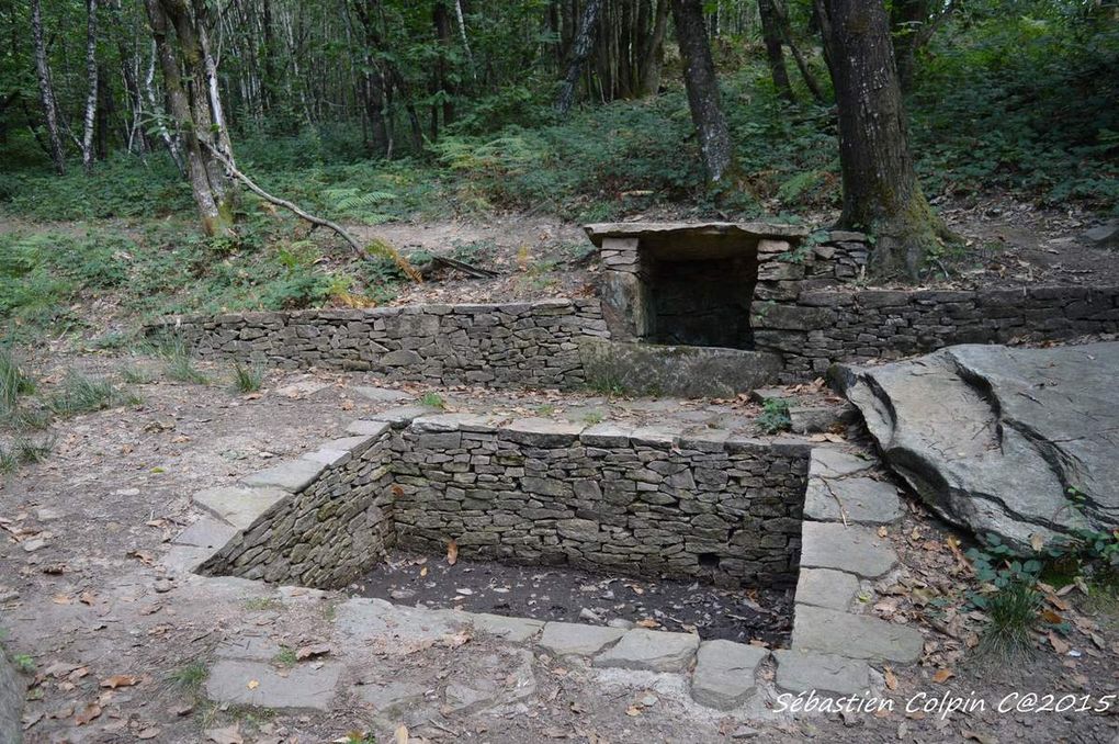 Aubazine(19), le sentier du dolmen au cromlech