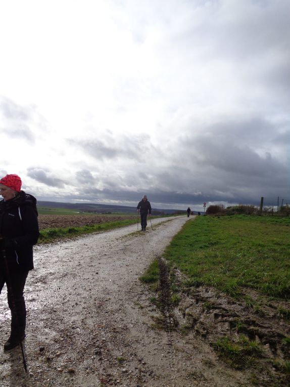 un kilomètre de chemin avec ornières, boue, flaques d'eau ...et en montée .