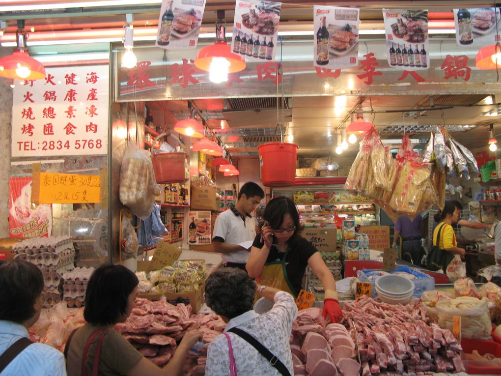 Les photos ont été prisent dans une petite autobus dans les rues de Hong Kong. C ’ est le marché de viande