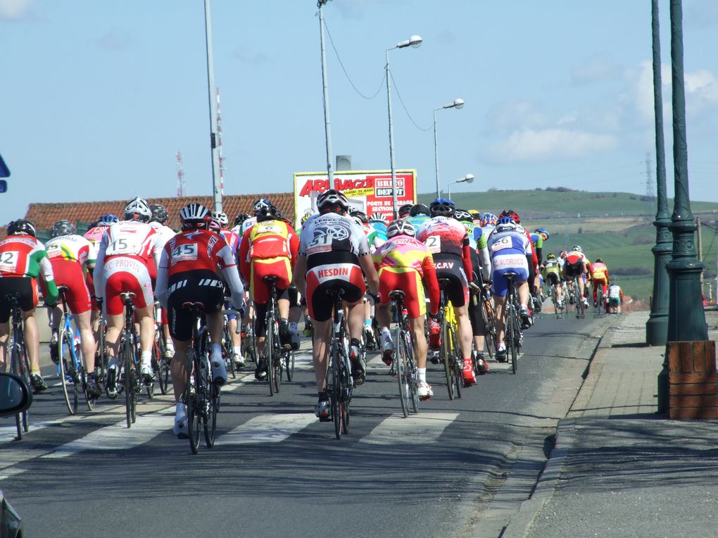 Sous le soleil, le grand prix cycliste de la municipalité a réuni les Outrelois sur les routes de la ville pour applaudir les  cyclistes. ce grand prix a été organisé par le C.S.O. 