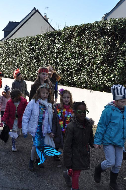 Cette année le temps ne nous a pas permis d'aller jusqu'au port de Lomener, cependant nous avons profité d'une éclaircie l'après-midi pour présenter notre petit spectacle dans la cour avant d'aller prendre le goûter à la plage.