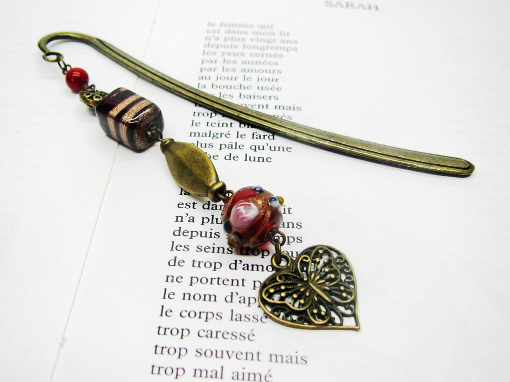 Marque-page bijou en métal bronze breloque coeur ciselé papillon et perles rouges