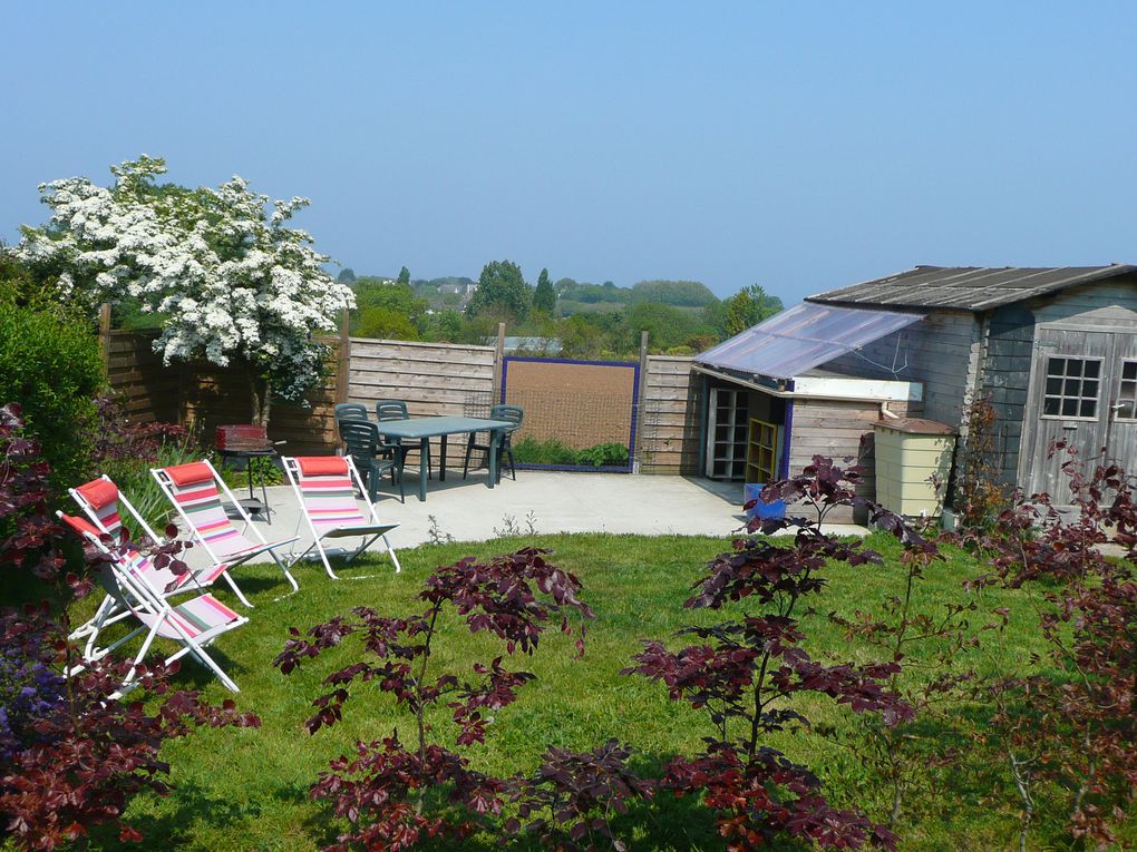 un carré de jardin privatif avec terrasse vous est reservé. Avec table, chaises, BBQ, parasol et transats.