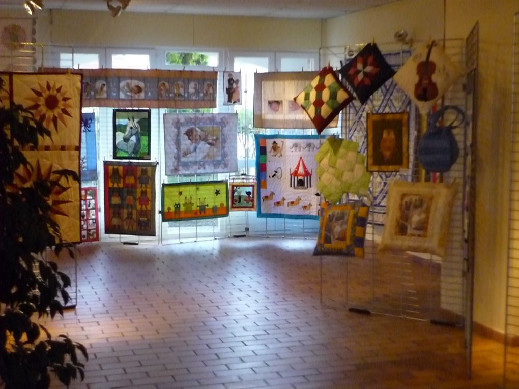 Photos de l'exposition qui a eu lieu les 26 et 27 novembre avec la participation des autres ateliers de la section (arts créatifs, art floral, atelier du peintre, peinture sur soie et sur porcelaine). Inauguration et tirage de la tombola.