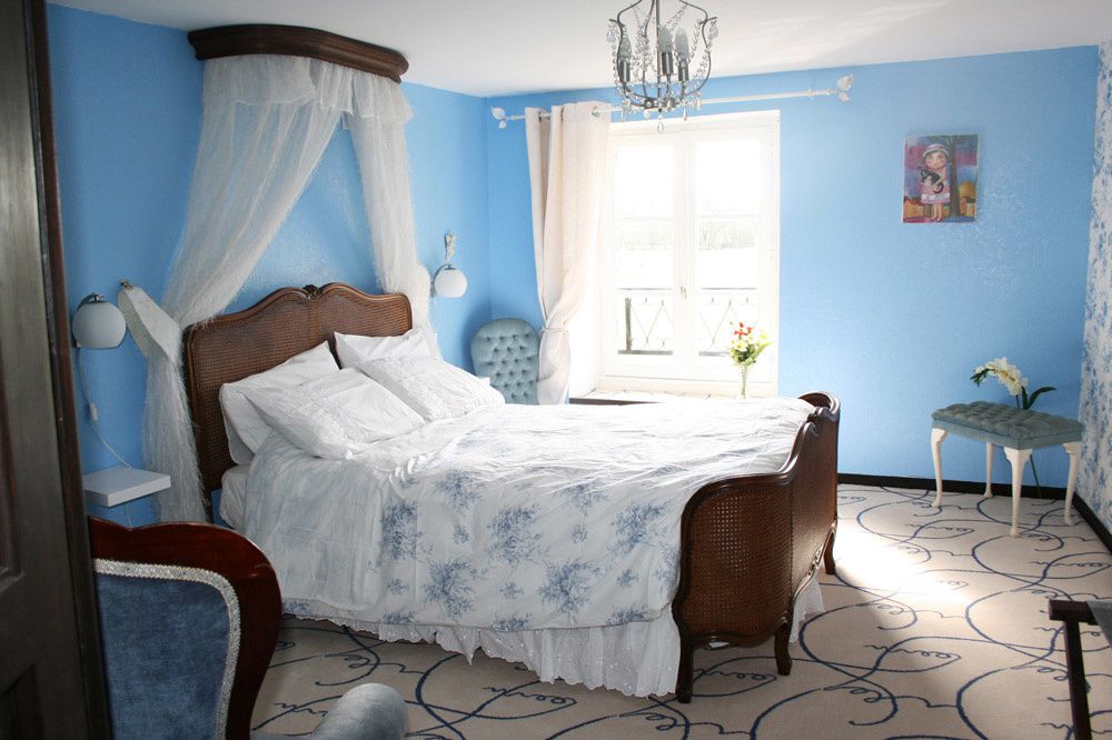 Petite chambre "cocoon" - romantique avec un lit double et dalle d'eau avec douche avec jets.
Exposition OUEST avec la rivière qui coule en dessous.