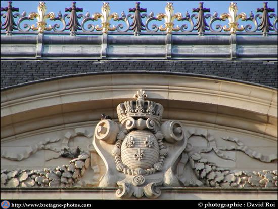 Ils suffit à n'importe qu'elle badaut visitant l'une des villes de l'ancien Royaume des Lys de lever un peu les yeux et il pourra apercevoir par si et là de nombreuse fleurs de lys, mais égallement, des armoireries royale...