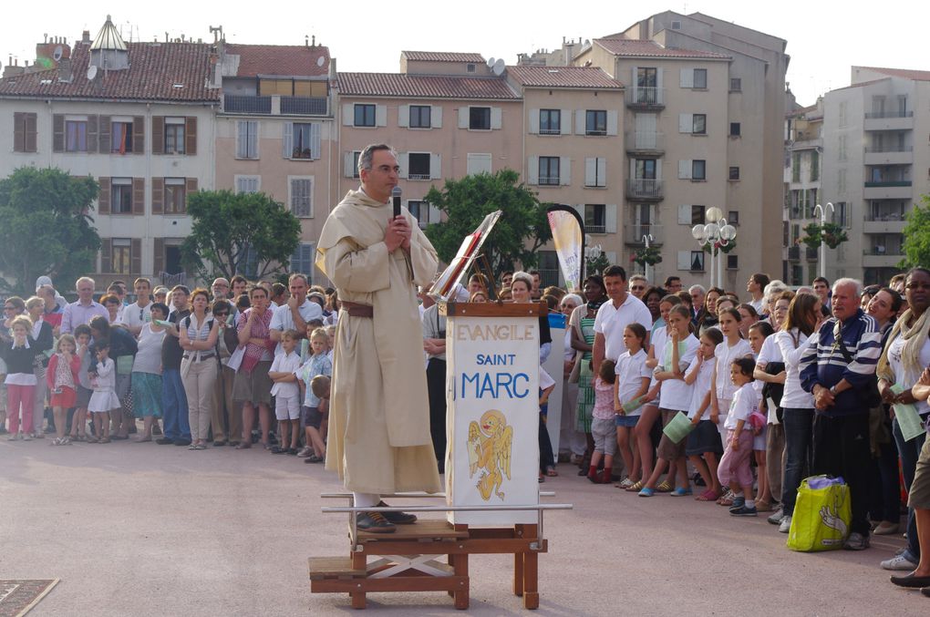 Grande procession en présence de Mgr Rey et Mgr Fisichella dans les rues du Centre ville