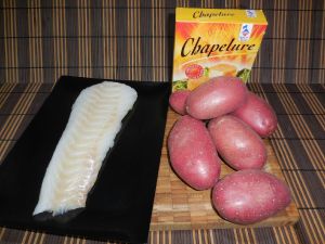 2 - Pour préparer votre bouillon, laver, couper et épépiner les tomates, émincer les oignons, éplucher et dégermer l'ail, couper le fenouil frais en quartiers et les blancs de poireaux en rondelles.