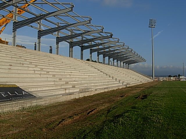 Photos de l'avancer des travaux de stade prise le jeudi 11 juin :
-Tribune JB Poli : on constate qu'il y aura un prolongement de la toiture derrière la tribune pour q'on soit à l'abri quand on rentre ou quand on sort de la tribune en cas de mauvai