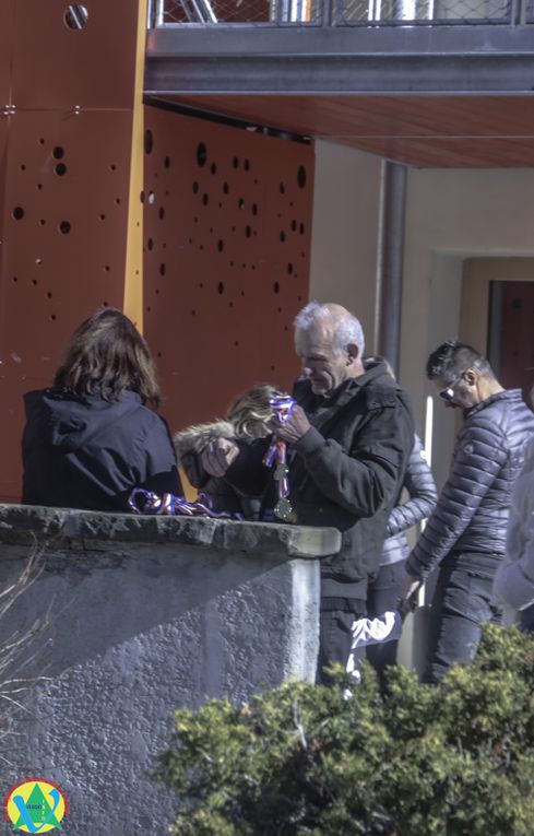 Carnaval des écoles à Saint André les Alpes : un défilé haut en couleur sur le thème des Jeux olympiques.