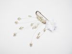 Broche attache-traine fleur blanche et perles blanches en cristal