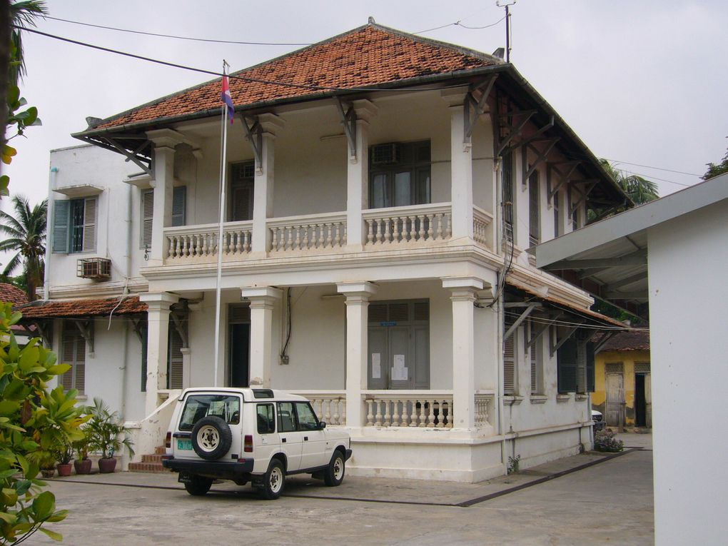 Une visite dans Phnom Penh, remarquable capitale du Cambodge. Au hasard des rues et des rencontres, j'ai photographié des lieux, des monuments et des personnes (avec leur autorisation toujours), des temples et des Bouddhas, la nature exubérante sou