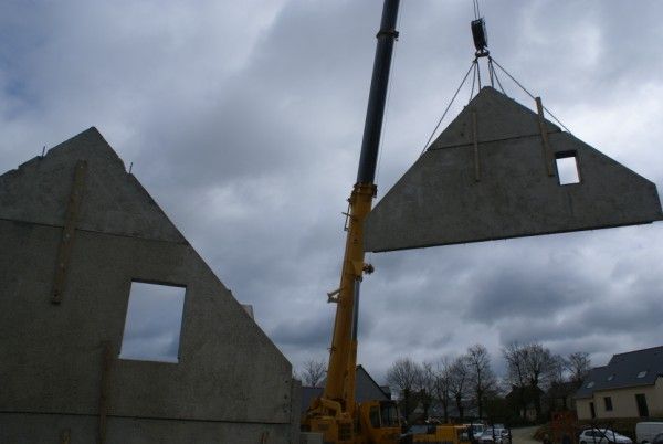 La structure de la maison , les murs en composite bois-ciment