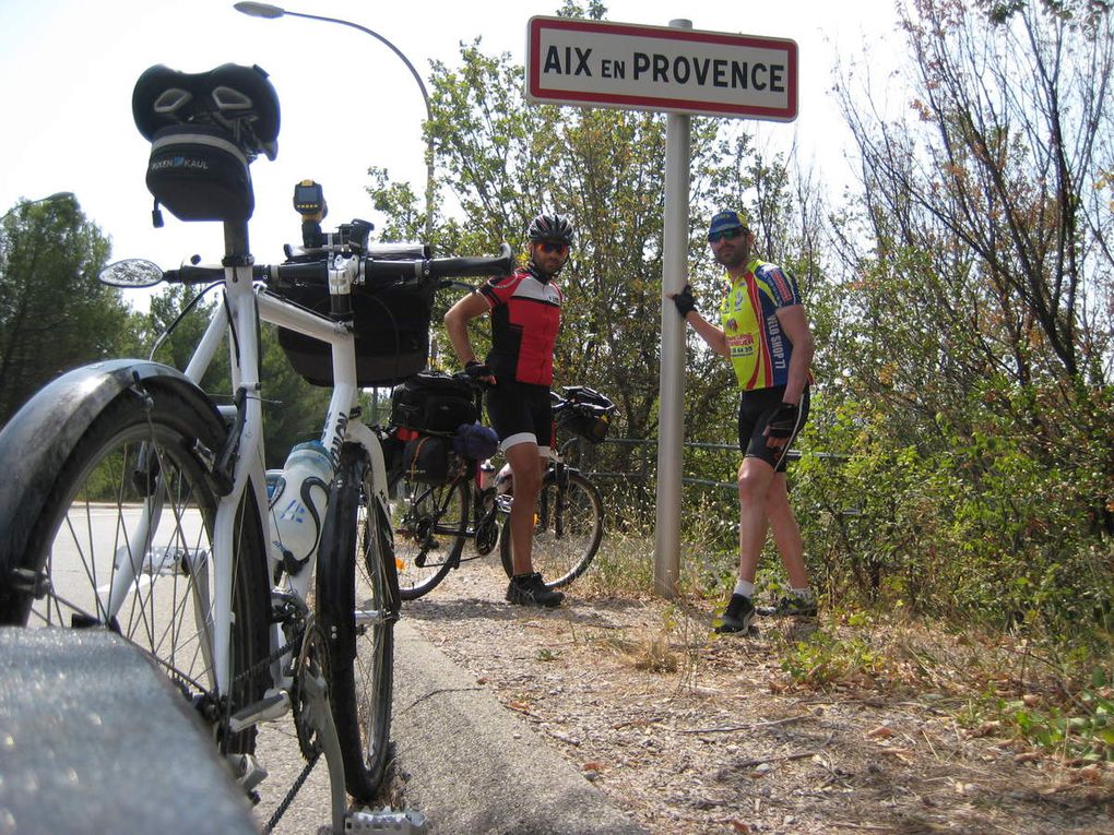 On remballe le camp et c'est parti pour notre dernière étape avant une journée de repos à Toulon. En arrivant à Aix-en-Provence, nous nous retrouvons on ne sais trop comment en plein milieu de la nationale avec des voitures lancées à vive allure de chaque côté. On flippe bien et on s'en sort vivant, ce sera mieux pour alimenter le blog! On prend la photo du panneau en tremblotant encore^^. Eau fraîche à Aix.