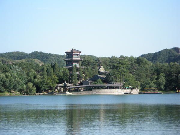 La première partie des photos montrent le magnifique parc impérial de Chengde avec son ancien palais d'été. La seconde partie des photos est consacrée aux temples lamaïques, situés tout près du parc, en fait. Ils sont immenses, je n'ai donc p