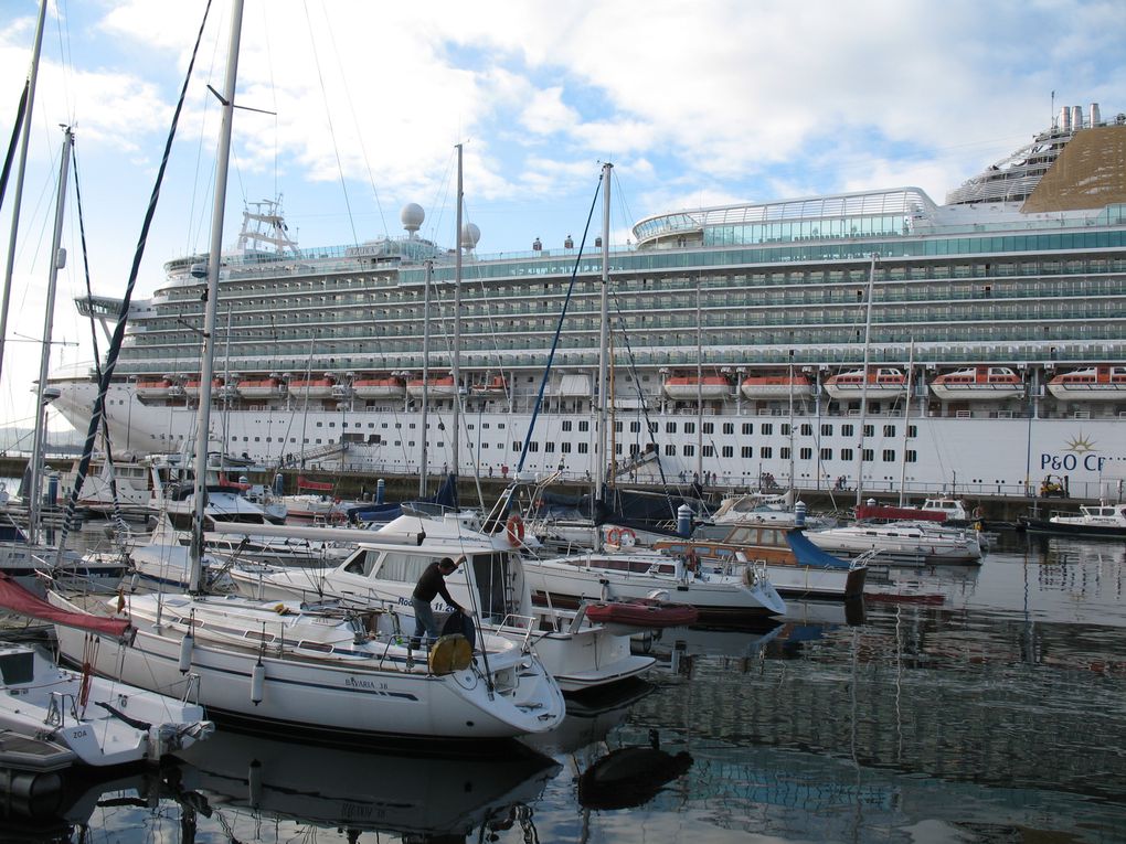 Magnifiques bateaux de croisière dans le port de la Coruña.