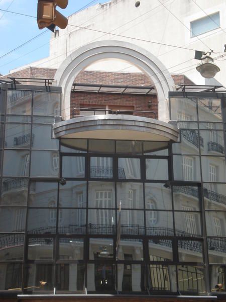 Buenos Aires : un peu Paris, un peu l'Italie, le tout dans la lumière, l'effervescence et la démesure sudaméricaines. De San Telmo à La Boca, de Puerto Madero à La Recoleta... sur un rythme de "dos por cuatro", "La Reina de la Plata" offre sa po