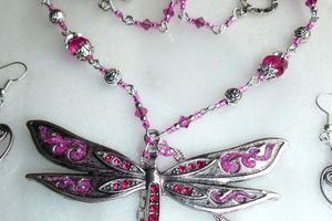 Babka - Parure collier et boucles d'oreille avec une sublime libellule ornée de cristal rose et fuchsia