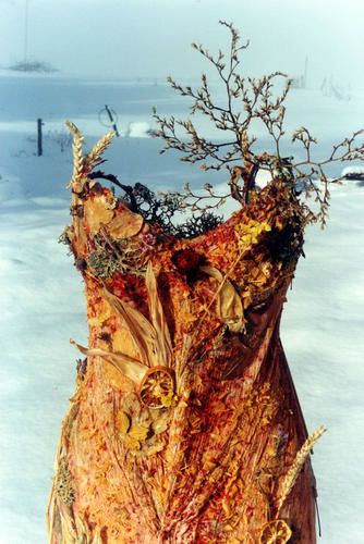 Un travail sur le vêtement, le vêtement féminin, et la matière…
Un travail de composition plastique autour du corps féminin et de son environnement…
Les robes sculptures et accessoires sont inspirées de lieux, d’instants, de saisons.
F