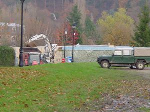 Et durant l'atteinte portée au site par cette construction, chargement des pierres meulières du mur dans la remorque de l'Agriculteur Maire de la Commune !