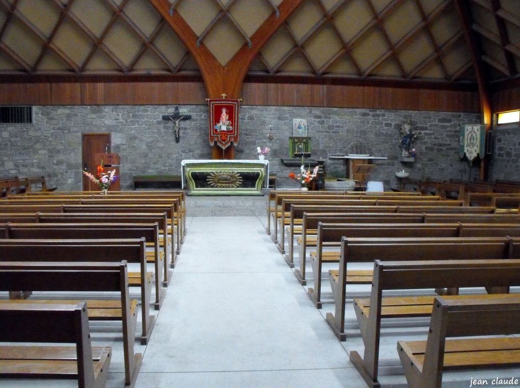 En arrivant à Lampaul, cette Eglise a un cachet particulier. Après l'avoir visitée et donné un coup d'oeil sur la ville, nous descendons vers le port et l'Aire de stationnement des Camping Cars