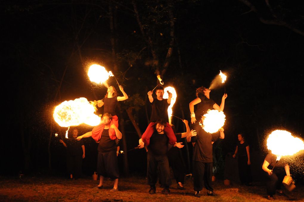 Les photos du Spectacles "La Quête du Feu" version 2012.  Cliquez sur l'image pour agrandir et faire défiler les photos.