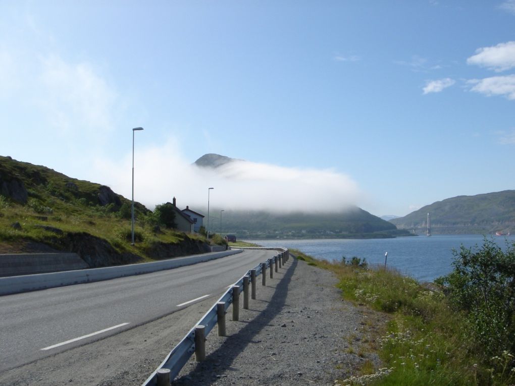 Hammerfest, la ville la plus septentrionale au monde 70° 39' 48" N, 23° 48’ E, et le meilleur port en eaux libres du nord de la Norvège