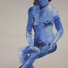 Femme nue bleue se massant la jambe