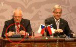 Le président tchèque Vaclav Klaus vole un stylo face aux caméras