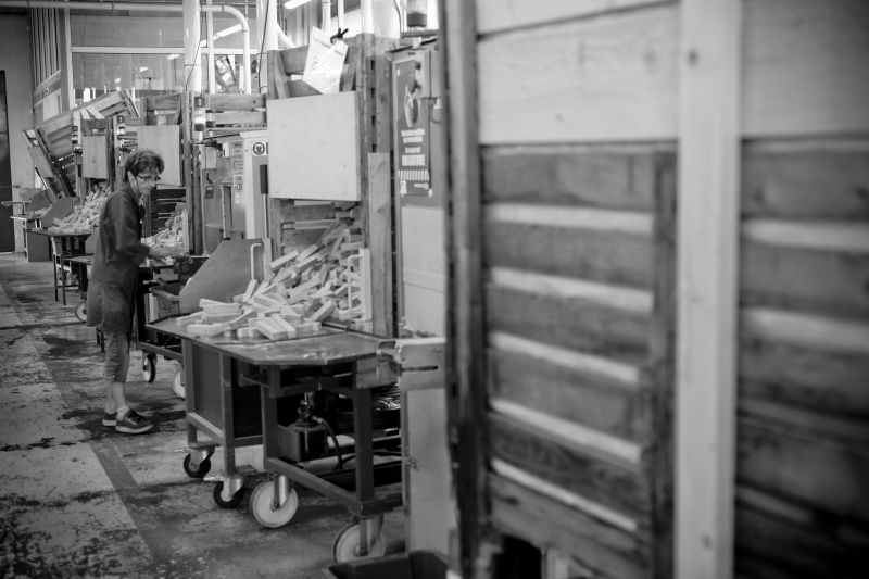 Une balade dans l'usine Opinel et à travers les campagnes de communication, un univers très varié et riche en couleur aussi! les fermants, de table, effilés, imtempora...
©Thierry Vallier Opinel