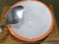 2 - Mettre votre four à préchauffer th 6 (180°). Dans un bol avec un fond d'eau tiède (7 cuil. à soupe), délayer le café soluble, mélanger, puis y ajouter la confiture de lait. Battre au fouet, incorporer les 4 jaunes d'oeufs et mélanger à nouveau au fouet.