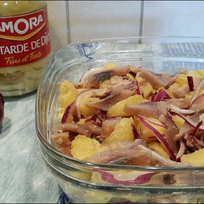 Une Salade de Hareng fumé aux pommes de terre et oignons rouges