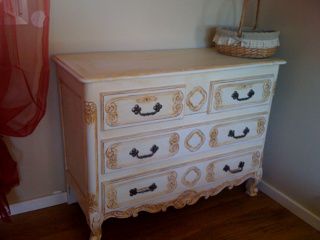 Commode blanche patinée