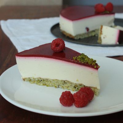 Bavarois vanille & framboises, dacquoise à la pistache.