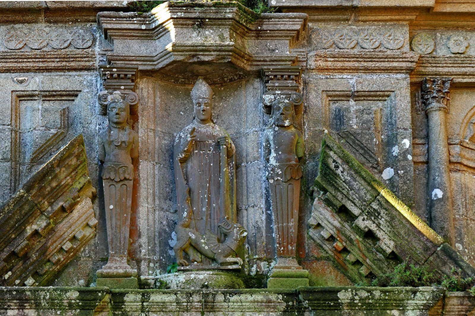 Portail de la façade orientale de l'ossuaire de Saint-Thégonnec. Photographie lavieb-aile.