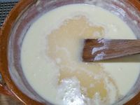 1 - Mélanger les oeufs et le sucre dans une jatte avec une spatule jusqu'à ce que le mélange blanchisse. Incorporer la farine en remuant bien pour obtenir une pâte homogène, rajouter le beurre fondu, puis le lait (ou lait + Calvados) en mélangeant bien. Réserver.