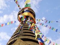 Le premier temple visité à Khatmandu, "le temple des singes", appelé ainsi car ils sont partout; j'aime les regarder car ils sont spontanés et leur tendresse naturelle les rend souvent attachants et plus humains que nous...pas de stratégie, pas d'inhibitions, ils vivent comme "bonjour" et s'expriment sans peur juste avec l'instinct du "libre arbitre"...et puis le temple lui même, drapé d'or et de respect, orné des drapeaux à prières partout, parfois avec outrance mais toujours là pour rappeler l'importance de la spiritualité dans les choix du quotidien...un moulin a prières qui tourne toute la journée et des pensées qui s'évadent dans le temps et l'espace pour certainement récupérer les âmes étourdies ou perdues... 